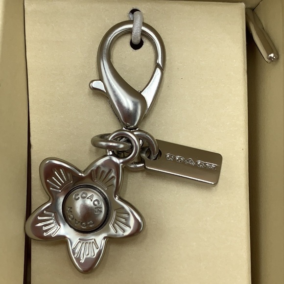 COACH Boxed Corner Zip Wristlet With Daisy Print COLOR:
Silver/Bubblegum… - Picture 5 of 16